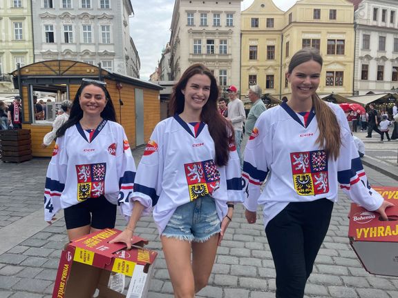Tři kamarádky, které sice na Staroměstském náměstí roznášely občerstvení, ale zároveň se svěřily, že mají hokej velmi rády a českým mistrům fandily.