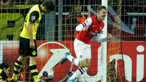 Aaron Ramsey se raduje z gólu do sítě Dortmundu