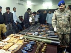 Zbraně teroristů zabavené v Pákistánu. 
