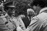 Muammar Kaddáfí přijímá dary, uprostřed prezident Československa Gustáv Husák. (červen 1978)