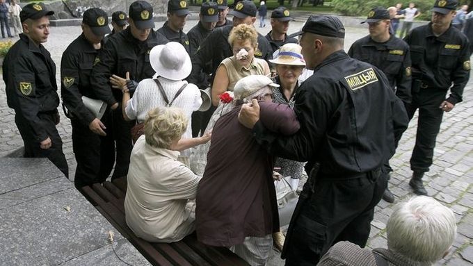 Zásah běloruské policie proti důchodkyním v hlavním městě Minsku, během oslav 17. výročí nezávislosti 27.července 2007