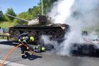 Na Pražském okruhu hoří tank. Vznítil se podvozek tahače, který obrněnce vezl