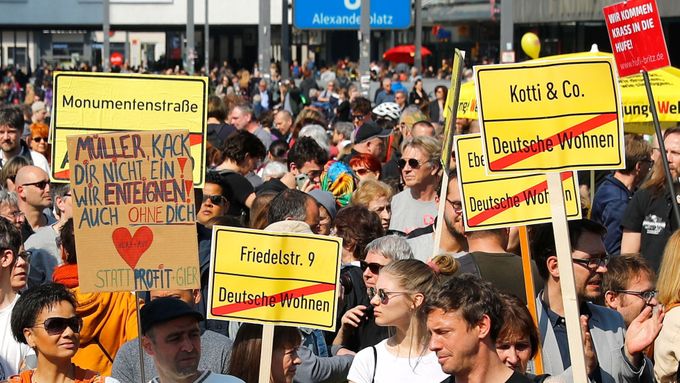 Dubnové protesty proti vysokým cenám nájemného v německé metropoli.