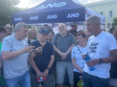 Do zblbnutí opakovat lidem jednu věc dokola. To Babiš umí a funguje to, míní expert