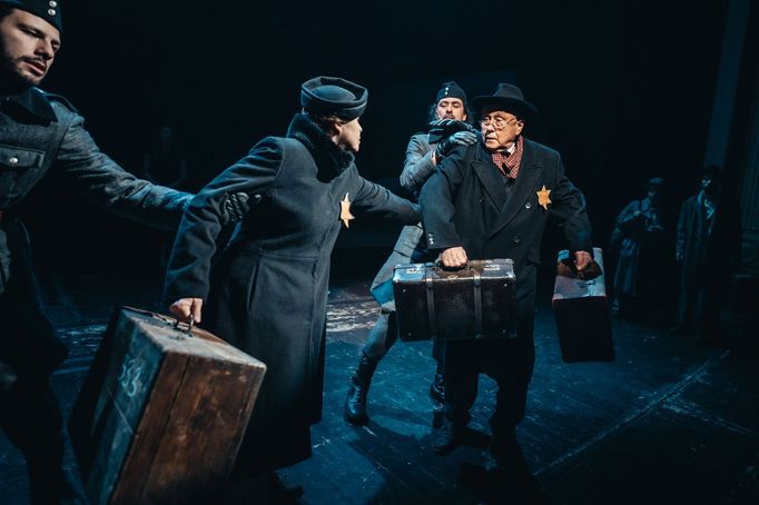 Z inscenace Hana podle stejnojmenného románu Aleny Mornštajnové.