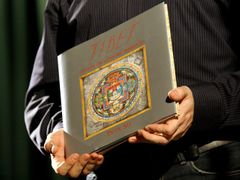 Vydavatel Joachym Dvořák drží v ruce knihu Tibet aneb tajemství červené krabičky.