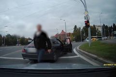 Policistu Slavotínka soud za zákrok s pistolí proti řidiči v Plzni nepotrestá