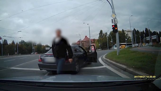 Policisté v civilu zastavili řidiče v Plzni. Sprostě mu nadávali a vyhrožovali.