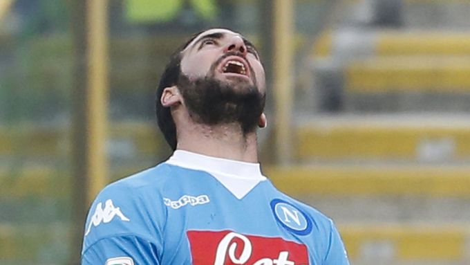 Ani dva góly Higuaína na půdě Boloni nestačili fotbalistům Neapoli na body.