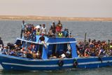 Dopravila je tam tuniská armáda poté, co je poblíž pobřeží zachránila z rozbouřeného moře.