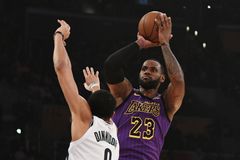 Lakers podlehli Brooklynu a James bude v NBA poprvé po třinácti letech bez play off