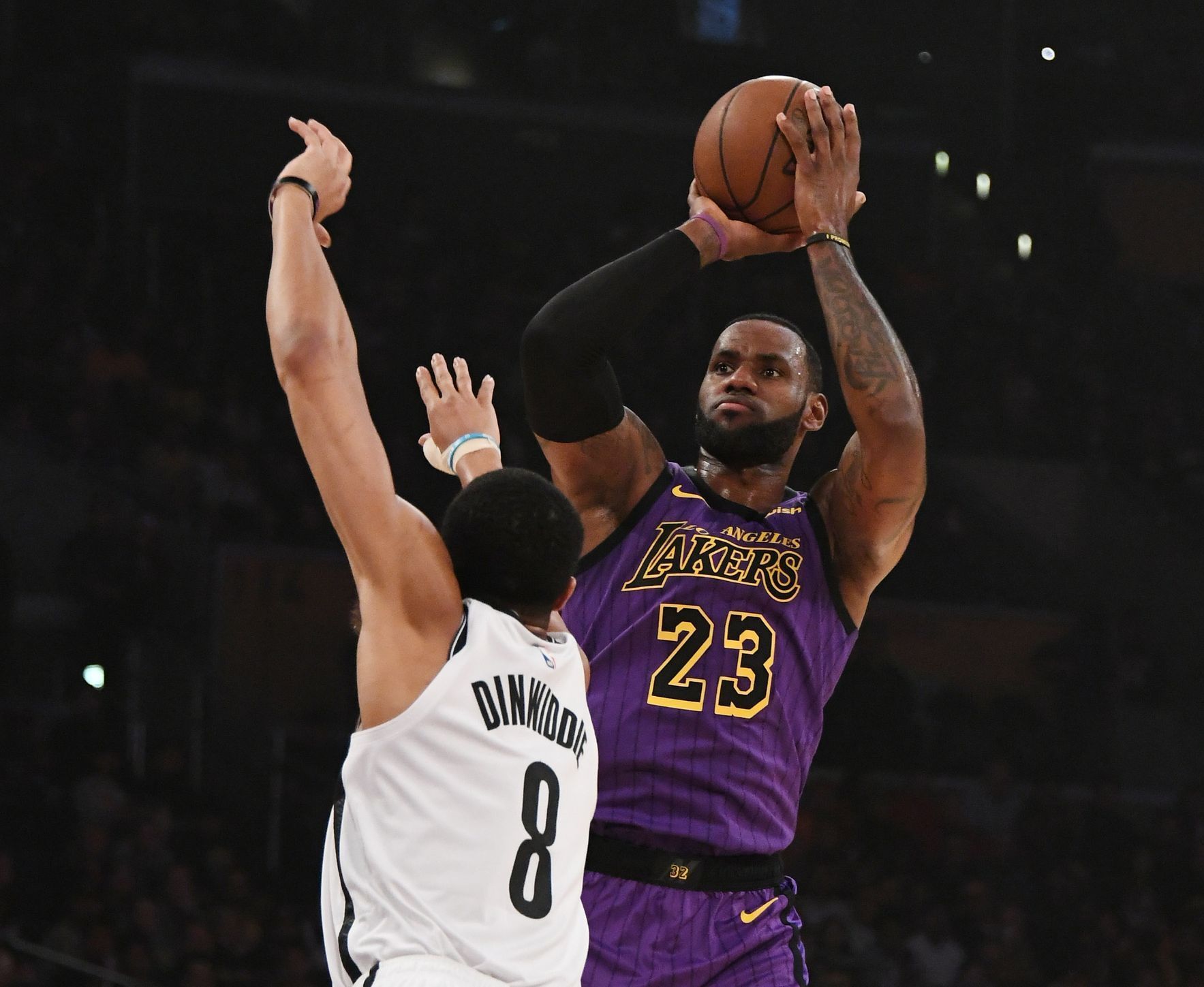NBA 2018/19, Los Angeles Lakers - Brooklyn Nets: Domácí LeBron James střílí přes Spencera Dinwiddieho.
