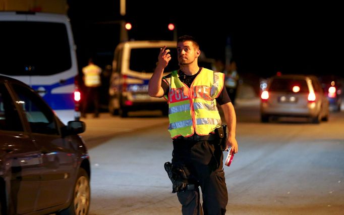 Německý policista kontroluje na dálnici A3 poblíž Pasova auta mířící z Rakouska. Berlín v neděli obnovil hraniční kontroly.