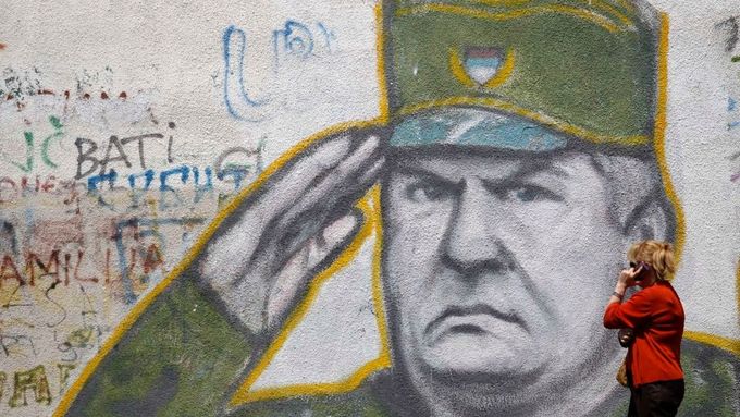 Pro mnoho Srbů je Ratko Mladič stále národním hrdinou. Snímek z května 2011 byl pořízen na předměstí Bělehradu.