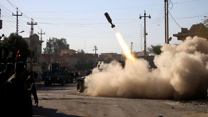 Iráčtí vojáci odpalují raketu na pozice Islámského státu v Mosulu.