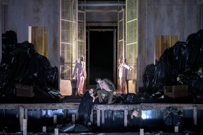 Médea (Světlana Aksenová), žádající Kreónta (Marcell Bakony) o soucit.