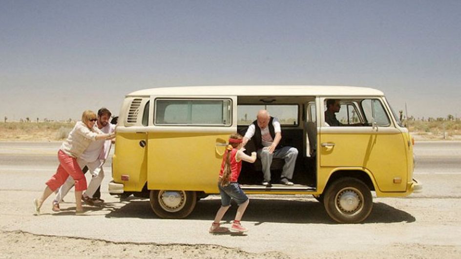 Ve snímku Little Miss Sunshine se na několikadenní výlet autem vydává celá rodina.