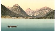 Pohled na největší tyrolské jezero Achensee. V pozadí je vidět vesnice Pertisau. Fotochromový kolorovaný tisk z černobílého negativu (zhruba 1890-1900).