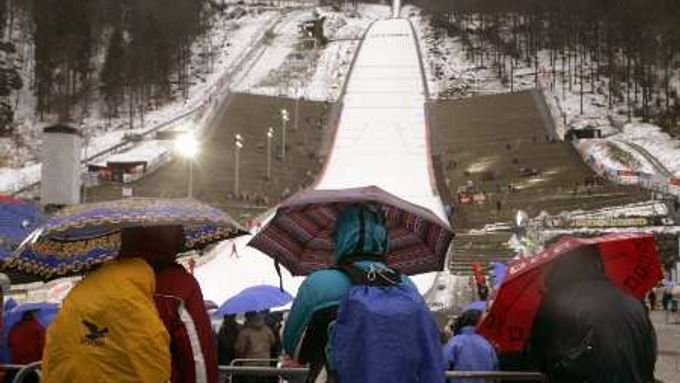 Diváci s deštníky čekají na start závodu SP skokanských družstev ve Willingenu.