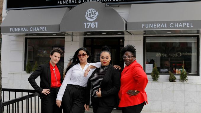 Čtveřice žen v Harlemu se snaží zajistit takové rozloučení, jaké si pozůstalí přejí. V posledních dnech to ale není možné.