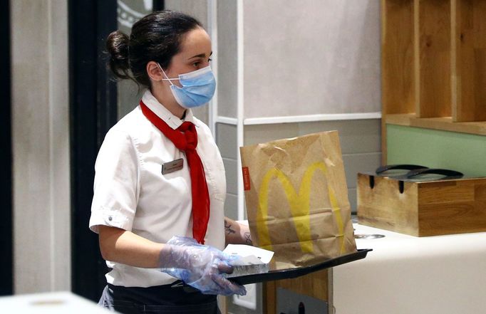 Znovotevření pobočky McDonald’s v Londýně po uvolnění restrikcí po první vlně koronaviru