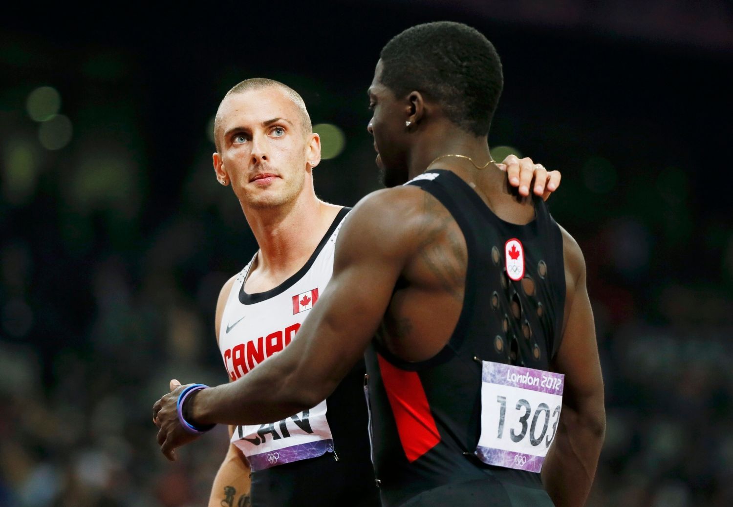 Kanadští sprinteři jsou smutní po diskvalifikaci ve finále štafety 4x100 metrů na OH 2012 v Londýně.