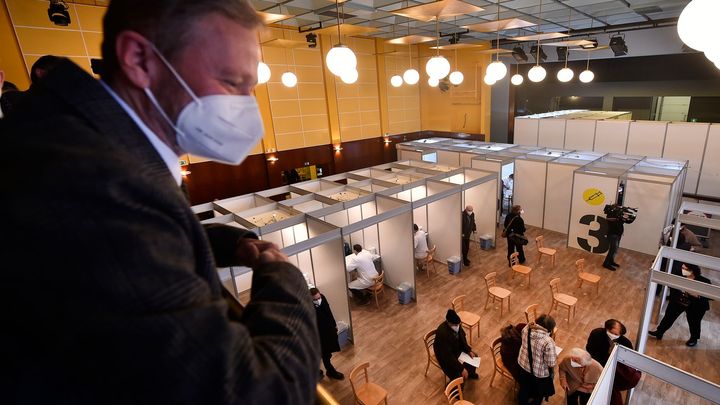 Očkování výrazně zrychlí, až na 100 tisíc lidí denně. Zvládneme to, tvrdí kraje