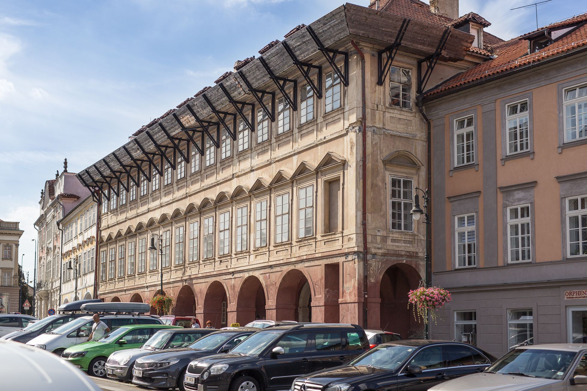 Prázdné domy v okolí Pražského hradu