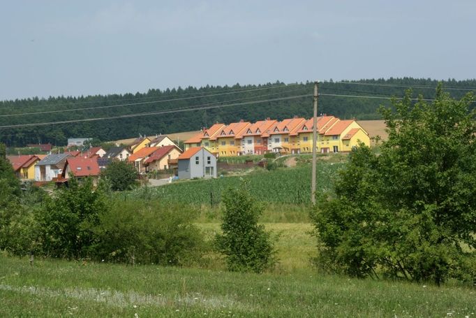 Další příklad developerského boomu v Březině, tentokrát na ,,Blažkově" straně vesnice. Staví se tu hodně, prodávat by se mohlo víc, říkají místní stavební dělníci.