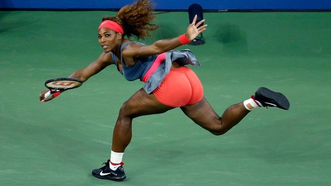 Serena Williamsová má neskutečnou sílu. Američanka doma válcuje soupeřky a už se připravuje na finále.