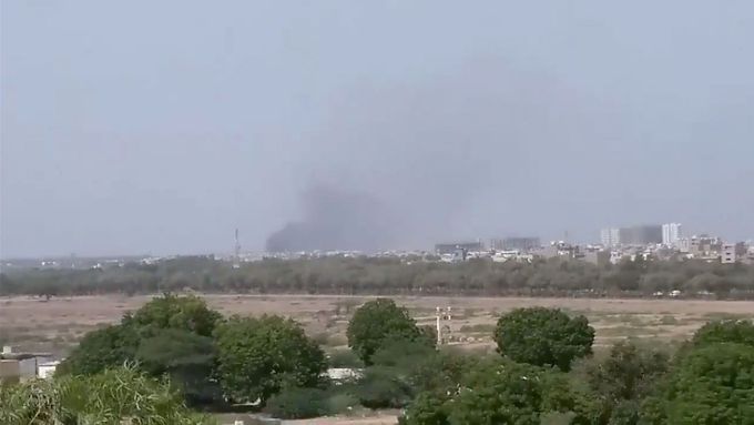 Z místa, kam dopadl pákistánský letoun, stoupá kouř.