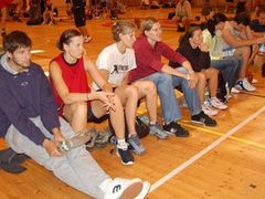 Česká basketbalová reprezentantka Jana Veselá (druhá zprava) jako divačka na turnaji StreetTrutnov 2006. Vpravo reprezentantka Slovenska Darina Mišurová, úplně vlevo Irena Špirková.