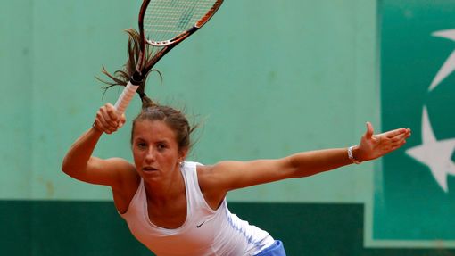 Německá tenistka Annika Becková v utkání se Slovenkou Annou Schmiedlovou během finále French Open juniorek.