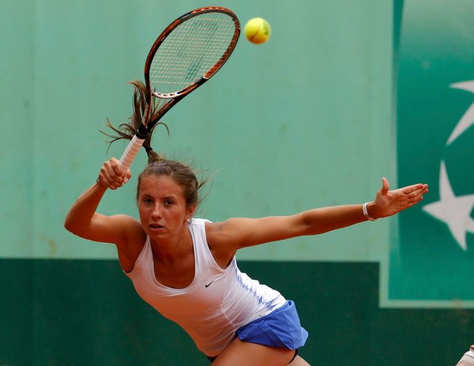 Německá tenistka Annika Becková v utkání se Slovenkou Annou Schmiedlovou během finále French Open juniorek.