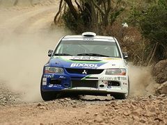 Štěpán Vojtěch za volantem Mitsubishi na trati Mexické rallye.