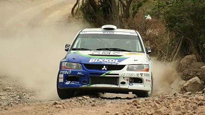 Štěpán Vojtěch za volantem Mitsubishi na trati Mexické rallye.