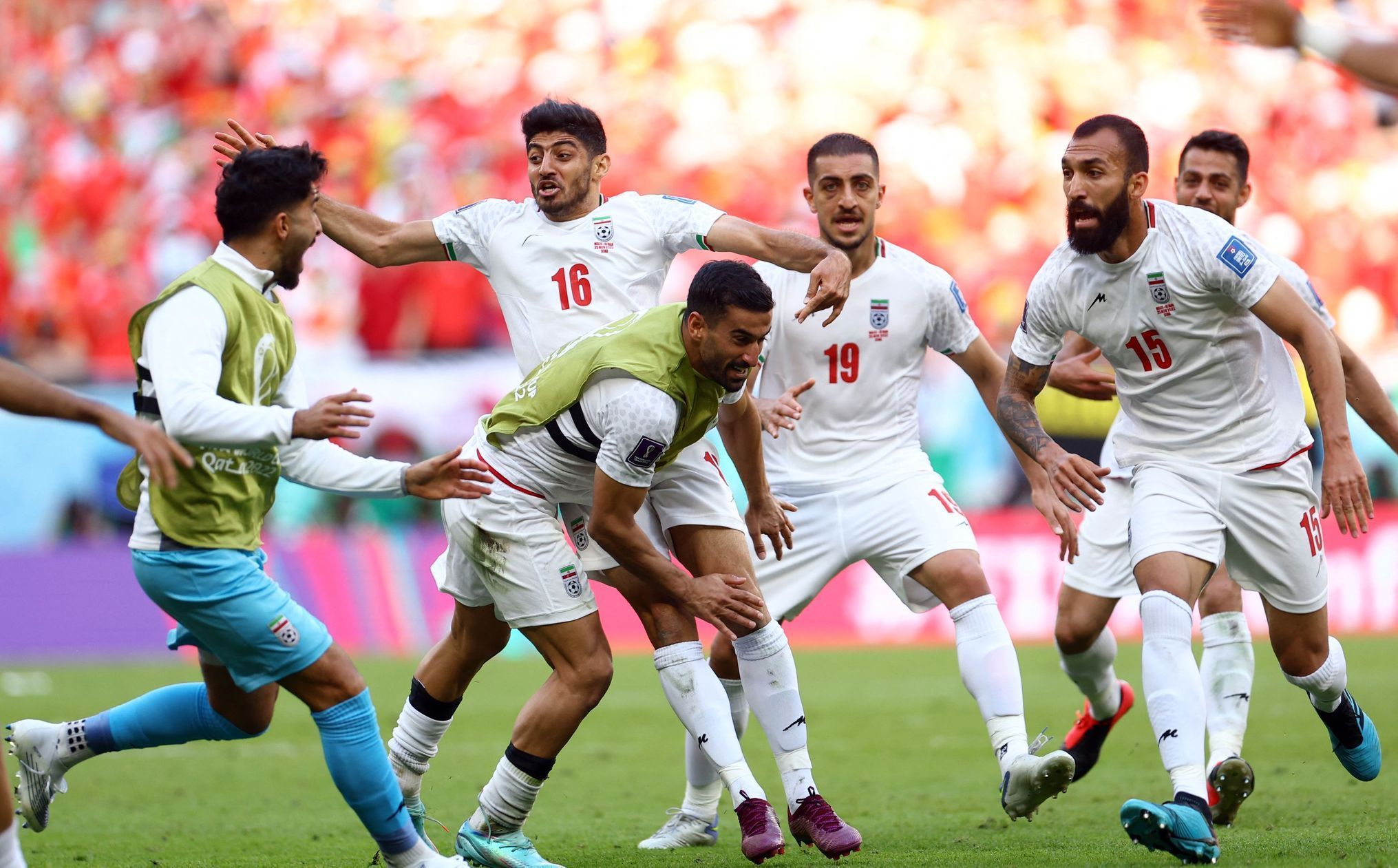 Íránci slaví gól v zápase MS 2022 Wales - Írán