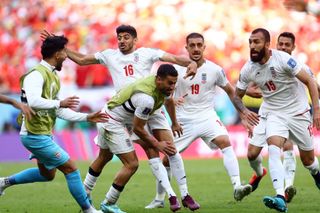 Íránci slaví gól v zápase MS 2022 Wales - Írán.