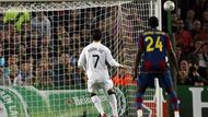 Záložník Manchesteru Cristiano Ronaldo neproměnil penaltu na Nou Campu proti Barceloně.