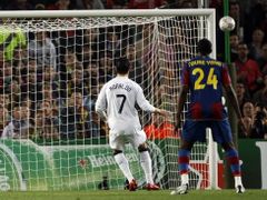 Záložník Manchesteru Cristiano Ronaldo neproměnil penaltu na Nou Campu proti Barceloně.