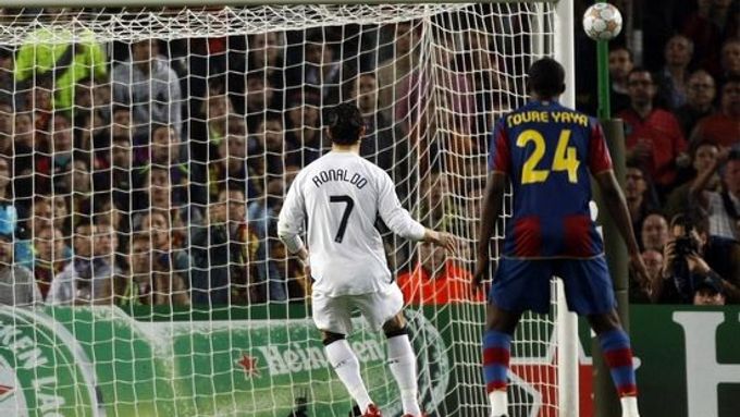 Záložník Manchesteru Cristiano Ronaldo neproměnil penaltu na Nou Campu proti Barceloně.