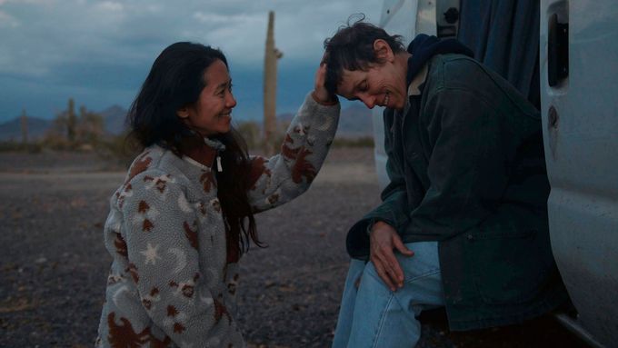Režisérka Chloé Zhao a herečka Frances McDormandová při natáčení Země nomádů.