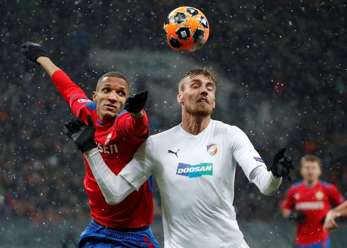 fotbal, Liga mistrů 2018/2019, CSKA Moskva - Viktoria Plzeň, Rodrigo Becao a Tomáš Chorý