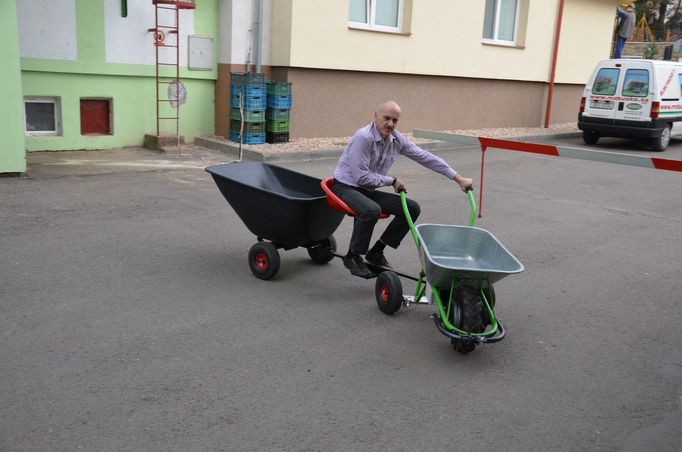 Kvido Štěpánek zkouší před podnikem Motúčko "Postřižiny". I takto se dá modifikovat trakař.