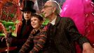 Johnny Depp, Freddie Highmore a David Kelly ve filmu podle Dahlovy knihy Karlík a továrna na čokoládu.