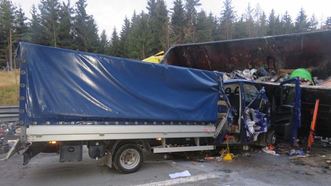 Nehoda dvou nákladních aut na dálnici D1 u Velké Bíteše.