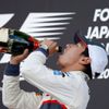 Kamui Kobajaši si vychutnává šampaňské na pódiu po VC Japonska
