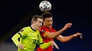 Jakub Jankto a Ethan Ampadu v utkání kvalifikace MS 2022 Wales - Česko