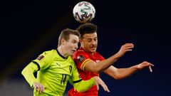 Jakub Jankto a Ethan Ampadu v utkání kvalifikace MS 2022 Wales - Česko
