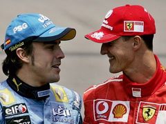 Fernando Alonso (vlevo) a Michael Schumacher se usmívají před startem Velké ceny Brazílie.